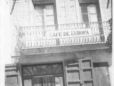 cafeeuropa  DAVANT DEL CAFÉ EUROPA. NO SÉ QUI SÓN.
