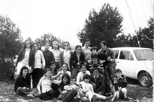 1976any  Mª TERESA VALLVERDÚ, JOSEFINA RIBELLES, Mª ROSA SOLÉ, MARISOL GOMEZ, TRESINA FARRAN, ISABEL BELLET, GENO REBULL, (?), FRANCESC VILELLA I PERE SEGURA. SENTATS: AGNÈS PRATS, Mª TERESA PORTA, Mª ISABEL SIMÓ, MARIBEL RAMIS, JOSEP REBULL, JOSEP Mª DE BARCELONA, DOLORS RIBÉ, JAUME BERNAUS, Mª TERESA BARÓ, CONRAD LLOVERA I JOSE MARI SORIANO.